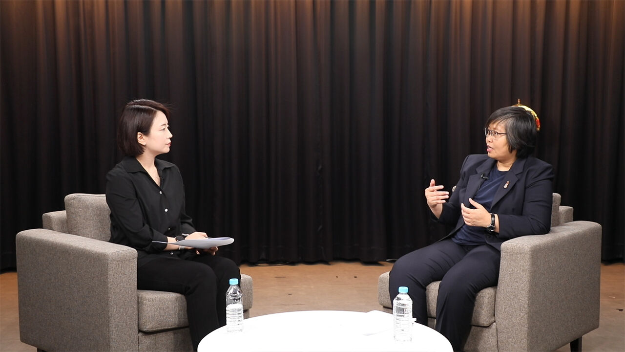 진마아웅 미얀마 민주진영의 민족통합정부(NUG) 외교부 장관이 SBS 김혜영 기자와 인터뷰를 진행하고 있다. (2025년 12월 10일)