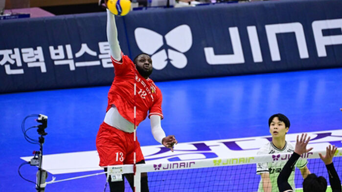 한국전력 주포 베논이 13일 수원체육관에서 열린 프로배구 남자부 KB손해보험과의 홈 경기에서 공격을 시도하고 있다.