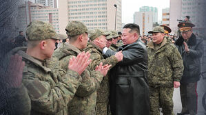 부상병들 안아주며 "목숨 바치는 건 영광"…음험한 속내