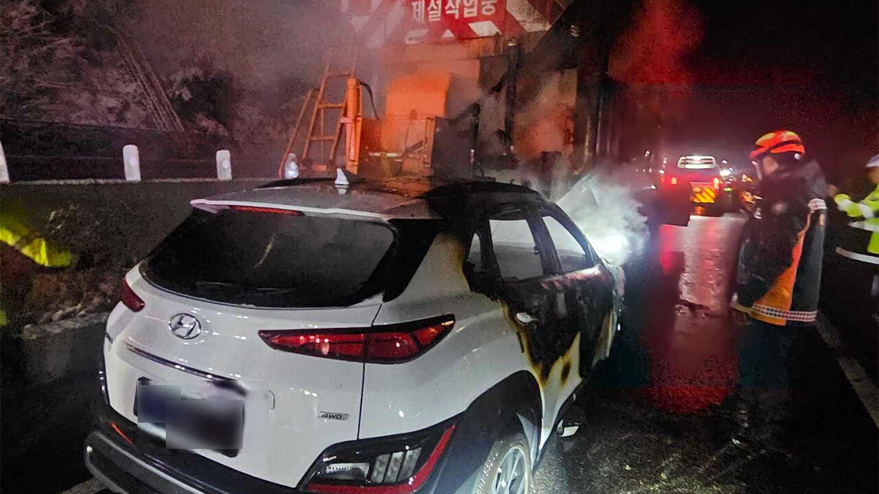 중앙고속도로서 승용차가 제설차 추돌 후 화재…운전자 경상