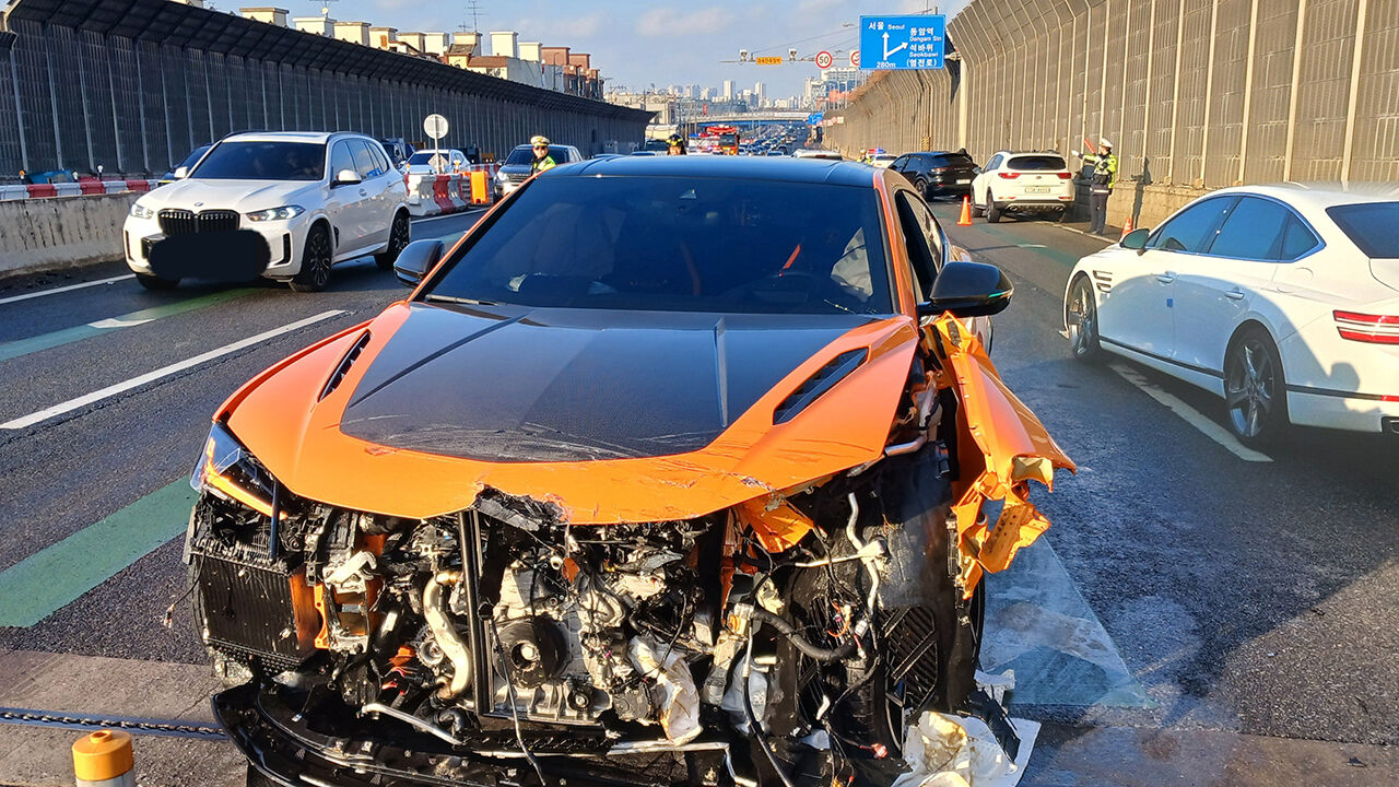 중앙선 넘은 람보르기니 기름까지 '콸콸'…인천 도화IC서 차량 3대 충돌