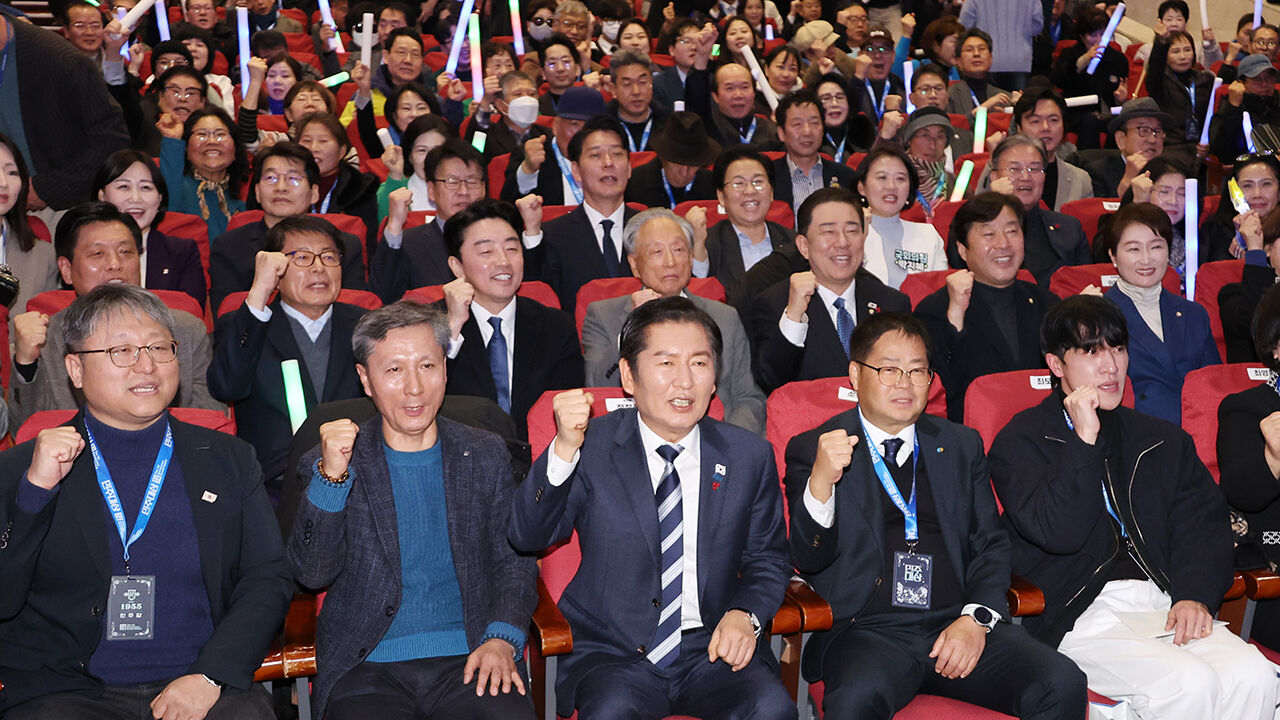 민주, 윤석열 탄핵 1년 날 70년 만의 당원의 날 행사…"민주주의 잔칫날"