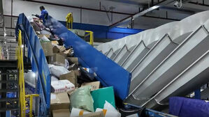 "만지면 죽을 수도"…소포에 4,400원 딱지 붙이는 이유