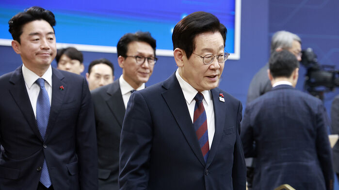 이재명 대통령이 지난 11일 정부세종컨벤션센터에서 열린 농림축산식품부(농촌진흥청·산림청)-고용노동부 업무보고를 마친 뒤 행사장을 나서고 있다. (사진=연합뉴스)