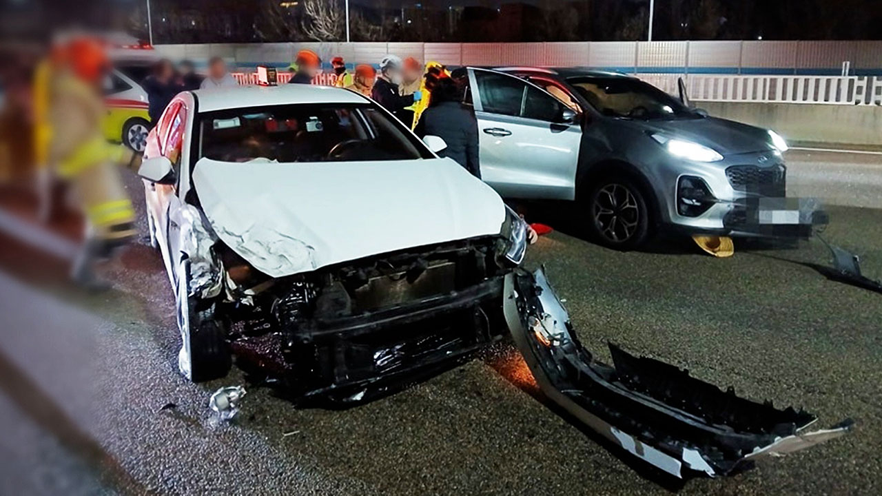 승합차 들이받자 차량들 '연쇄 추돌'…1명 사망, 1명 중상