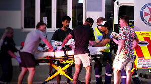 "빨리 대피하라" 호주 해변 발칵…총격에 최소 9명 사망