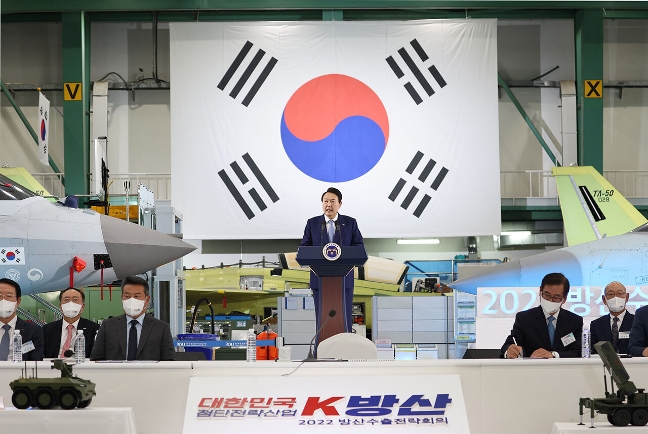 2022년 11월 24일, KAI에서 방산수출전략회의를 주재하는 윤석열. KAI에 항공문외한 낙하산 사장을 앉혀 KAI를 망쳤다는 평을 받고 있다.