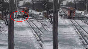 열차와 SUV 차량이 '쾅'&hellip;80세 운전자 극적 생존