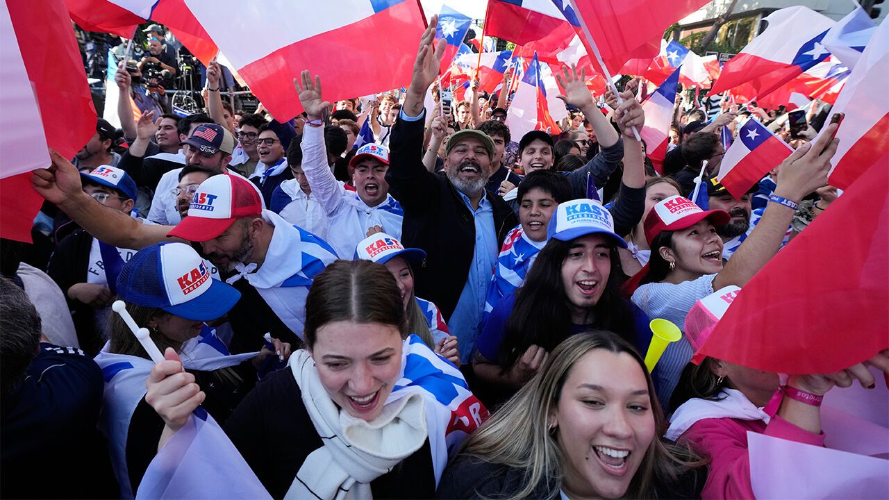 14일(현지시간) 칠레 대선 결선 결과에 환호하는 카스트 지지자들 (사진=AP, 연합뉴스)