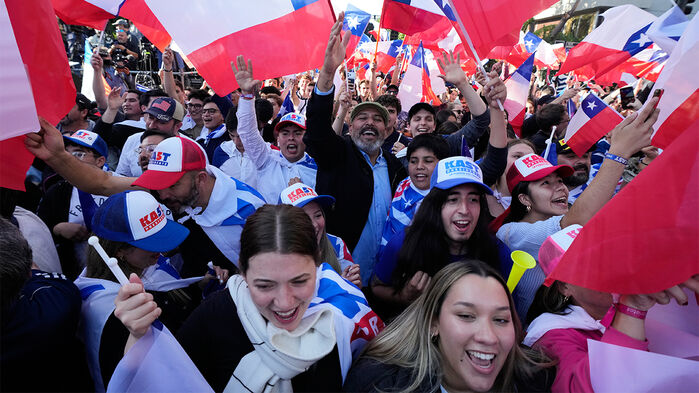 14일(현지시간) 칠레 대선 결선 결과에 환호하는 카스트 지지자들 (사진=AP, 연합뉴스)