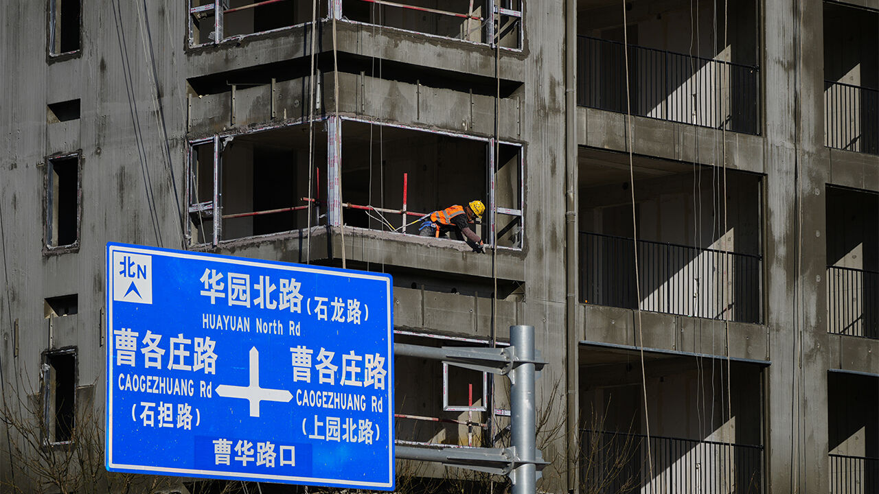 중국 베이징에서 한 작업자가 건설 중인 주거용 건물에 창문 프레임 패널을 설치하고 있다. (사진=AP, 연합뉴스)