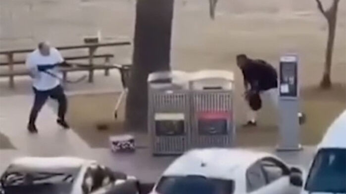 총격범과 몸싸움을 벌인 끝에 총기를 빼앗아 제압에 성공한 아흐메드 (사진=소셜미디어 캡처, 연합뉴스)