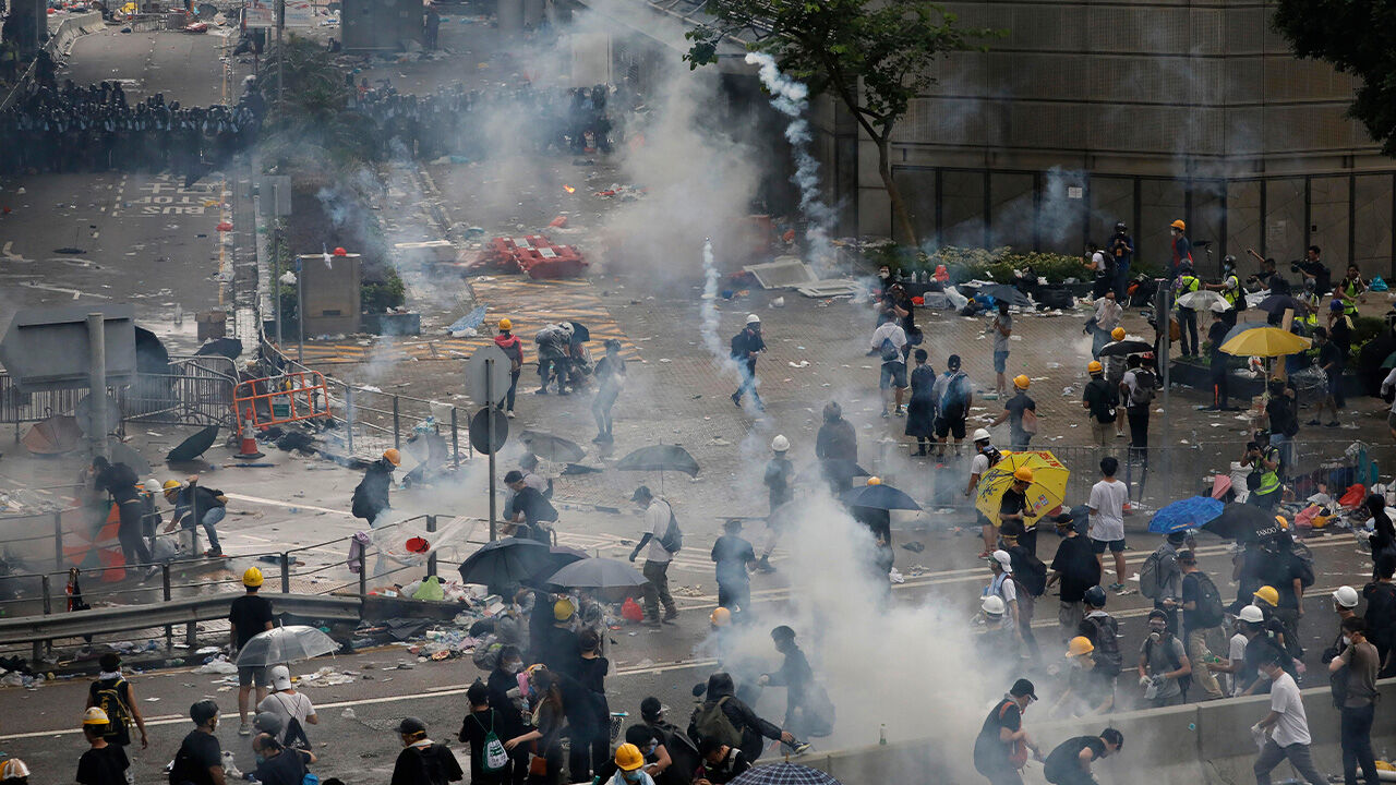 민주당 해산에 반중 언론인 유죄까지…"홍콩 민주화 운동 종말"