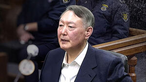 윤 '체포방해 혐의' 내년 1월 16일 선고&hellip;재판 중 첫 결론