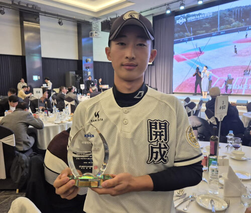 개성고 내야수 강영은이 15일 서울 송파구 올림픽파크텔에서 열린 대한야구소프트볼협회 주최 2025 야구소프트볼인의 밤 행사에서 이영민 타격상을 받은 뒤 포즈를 취하고 있다. (사진=연합뉴스)