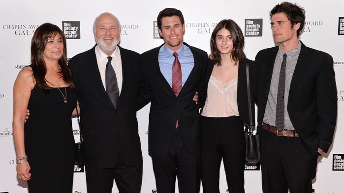 2014년 뉴욕 채플린어워드 갈라 행사에 참석한 라이너 감독 부부(왼쪽)와 자녀들. 맨 오른쪽이 닉 라이너.