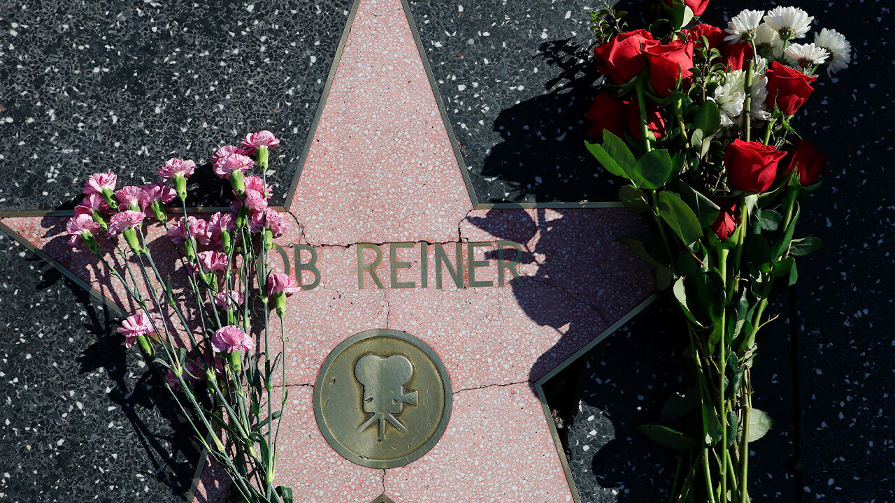 할리우드 명예의 거리에 롭 라이너 영화감독 추모 꽃이 놓여져 있다.
