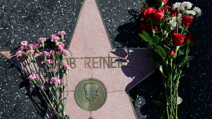 할리우드 명예의 거리에 롭 라이너 영화감독 추모 꽃이 놓여져 있다.