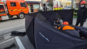 "차에 사람 깔렸다" 우르르 몰려들더니&hellip;기적 같은 구조