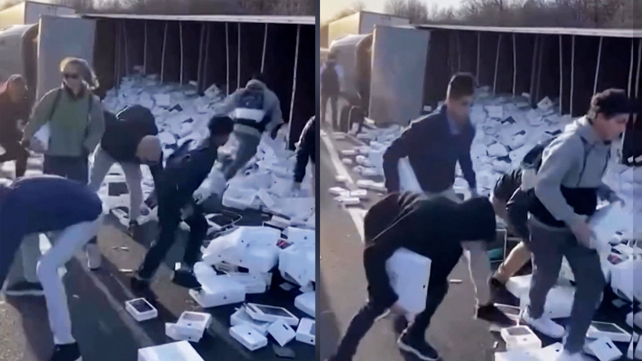  이게 다 얼마야</font>  우르르…전복된 트럭서 쓸어가