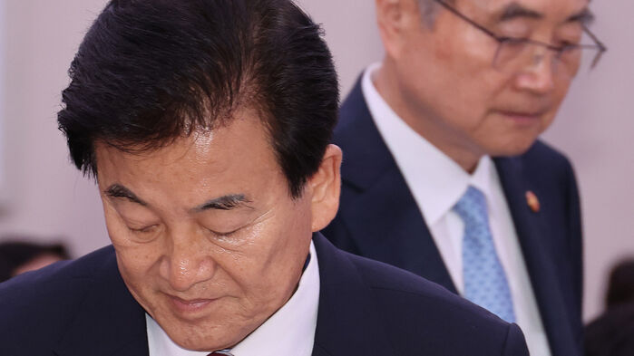 조현 외교부 장관과 정동영 통일부장관이 지난 8월 18일 국회에서 열린 외교통일위원회 전체회의에 참석해 있다.