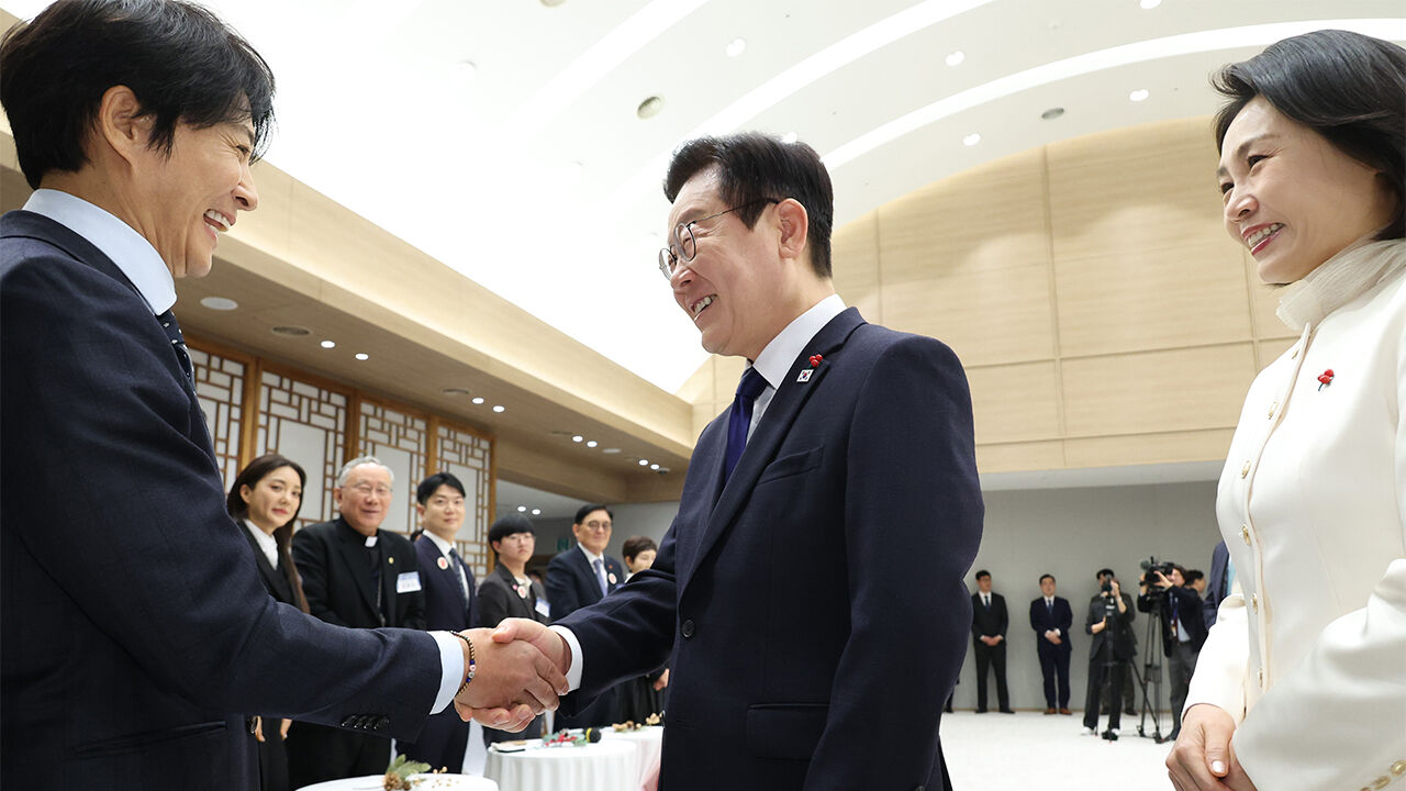 이재명 대통령과 김혜경 여사가 16일 용산 대통령실에서 열린 2025년 기부·나눔 초청행사에서 굿네이버스 나눔 대사 배우 최수종과 인사하고 있다. (사진=연합뉴스)