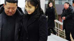 이제 아빠 내려다 보는 김주애&hellip;'세계서 가장 위험한 12살' 근황