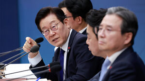 이 대통령 "응급실 뺑뺑이로 사람 죽는 현실&hellip;대책 별도 보고하라"