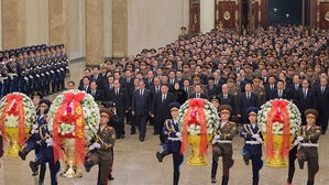 김정은, 김정일 사망 14주기 맞아 금수산태양궁전 참배