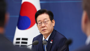 이 대통령 "중소기업&middot;가맹점 등 연합&middot;단결 할 수 있게 열어줘야"