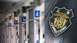 [단독] 독방 골라 쓰더니&hellip;"교도관이 햄버거&middot;불닭 소스 배달"