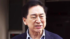 [단독] '피의자' 김기현 압수수색&hellip;가방 직접 전달했나