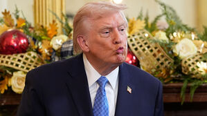 트럼프, 시리아서 피격 사망 미군 유해 귀환&middot;운구식 참석