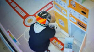 헬멧 쓰고 두리번&hellip;뽑기방 10곳 돌며 '쾅쾅'