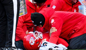 'NFL 최고 쿼터백' 머홈스, 무릎 인대 수술&hellip;내년 시즌 복귀