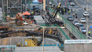 여의도역 신안산선 매몰자 전원 구조&hellip;1명 심정지&middot;2명 경상