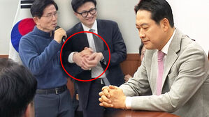 한동훈에 "우리 보배" 러브샷&hellip;두 손 '꼬옥' 잡고 직격 날린 곳