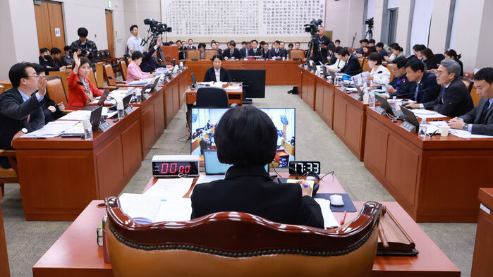 18일 국회 법제사법위원회 전체회의에서 국민의힘 나경원 의원 등 법사위원들이 정보통신망법 개정안 등에 관한 대체토론 발언권을 얻기 위해 손을 들고 있다. (사진=연합뉴스)