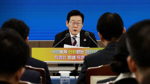 이 대통령, 검찰 업무보고&hellip;'대북정책 갈등설' 외교&middot;통일부도