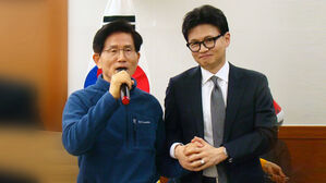 김문수&middot;한동훈의 '러브샷'&hellip;"우리 보배" "선배님!" 손 맞잡더니