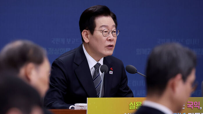 이 대통령 "남북 신뢰 싹트도록 노력&hellip;통일부가 역할해야"