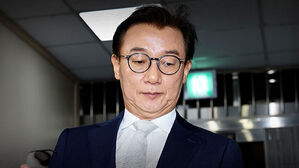 10시간째 이어진 조사&hellip;전재수 "불법 수수 결코 없다"