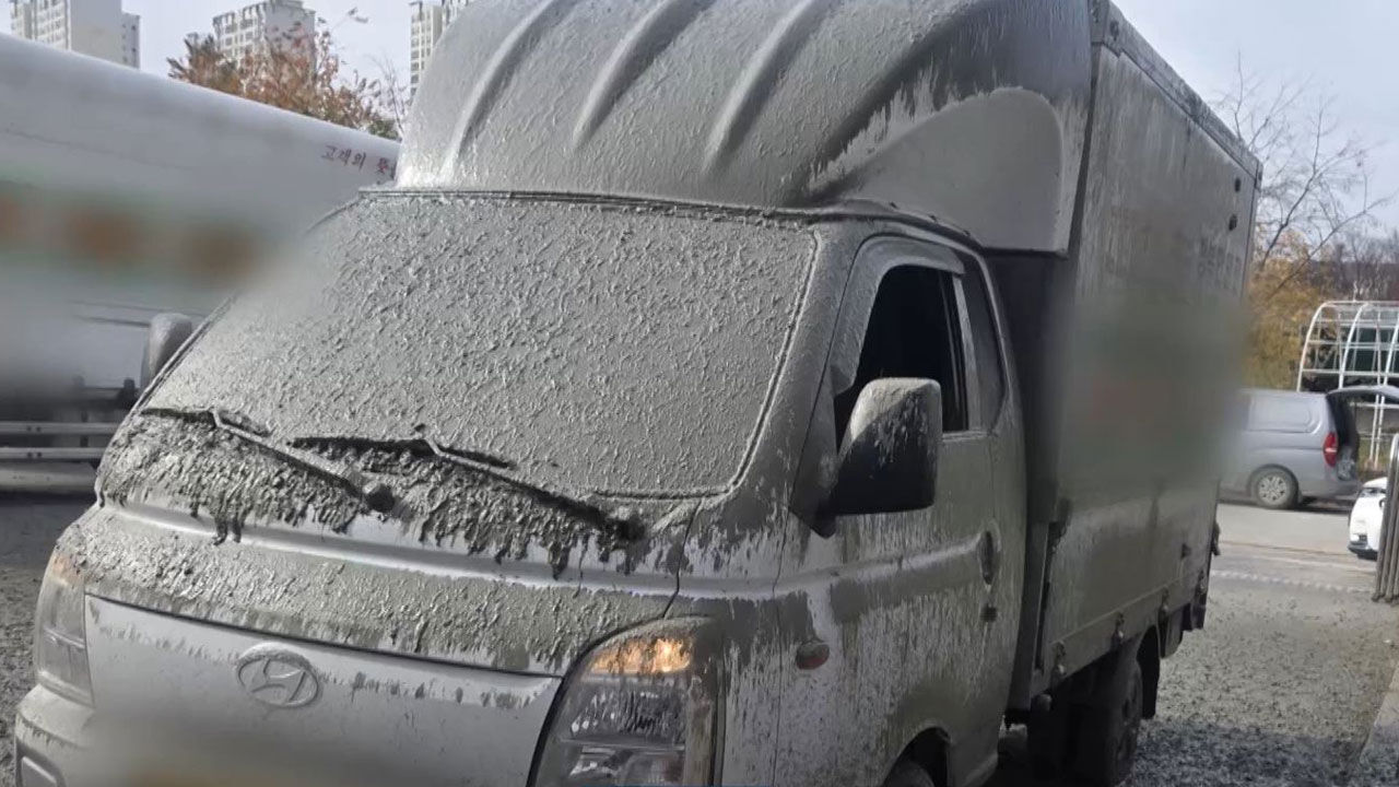 [자막뉴스] '콘크리트 반죽' 날벼락에…시공사 "물로 닦으면 돼"