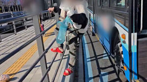 버스 막더니 '쾅쾅'&hellip;"아줌마 미쳤나" CCTV 찍힌 기행