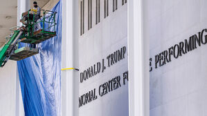 케네디센터 외벽에 추가된 '트럼프' 이름&hellip;명칭 변경 하루만