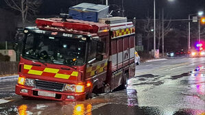 대전 관평동서 땅꺼짐 발생&hellip;출동 중 소방차 바퀴 빠져