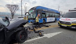 대구서 포르쉐 SUV-시내버스 충돌&hellip;13명 중경상