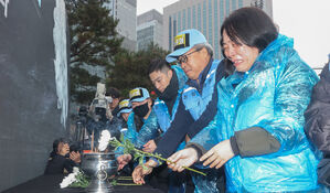 제주항공 참사 1주기 빗속 추모&hellip;철저한 진상규명 촉구