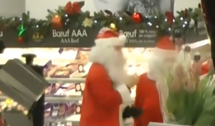 산타 옷에 깜빡 속은 대형마트&hellip;"용납 못해" 분통