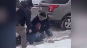 사람을 바닥에 '질질'&hellip;"우리나라 망쳤잖아" 짙어진 폭력성